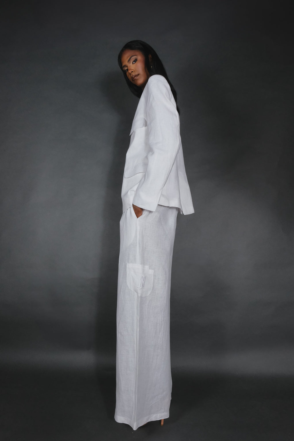 Cala JCL V-Neck Linen Suit