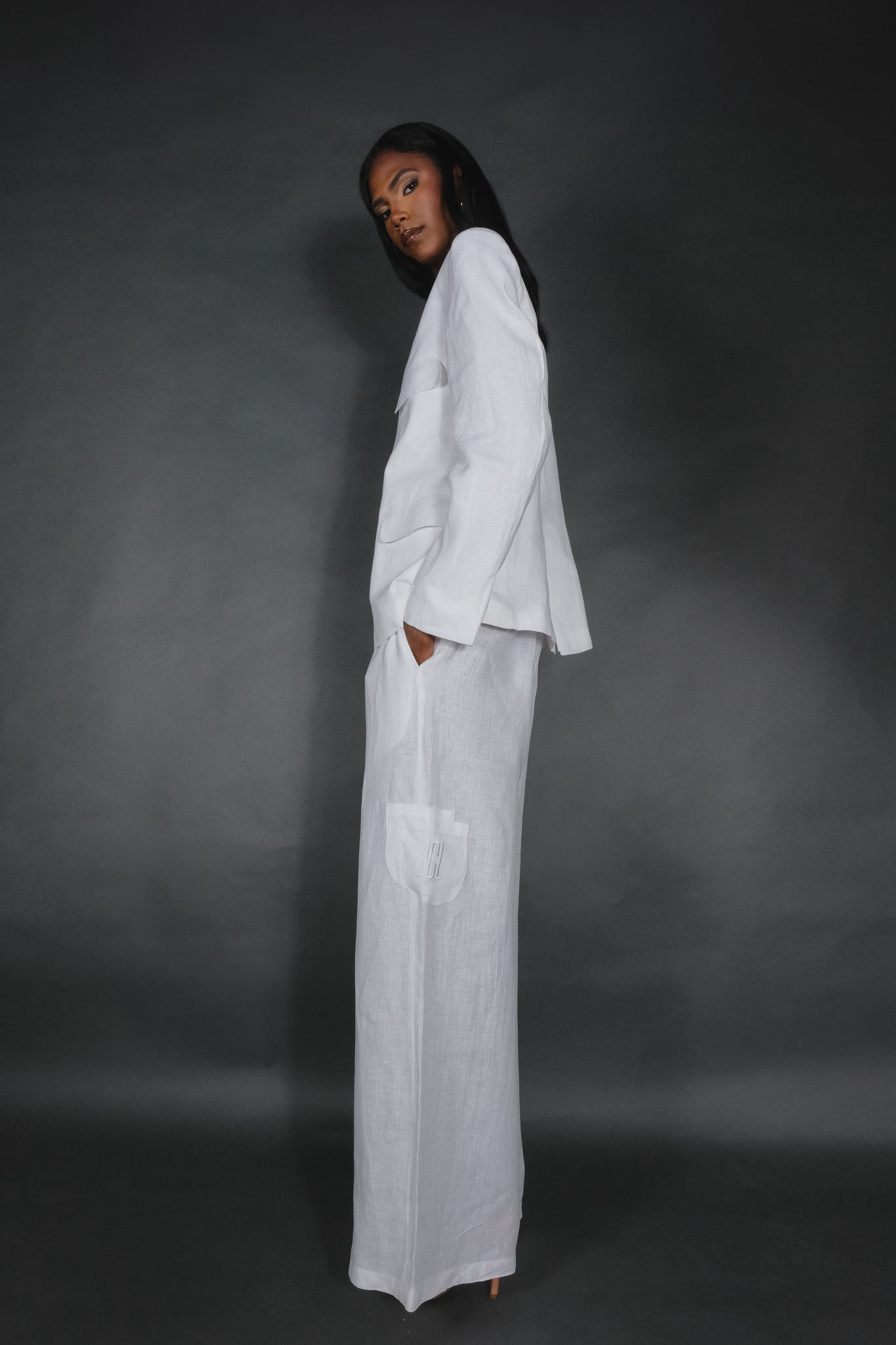 Cala JCL V-Neck Linen Suit